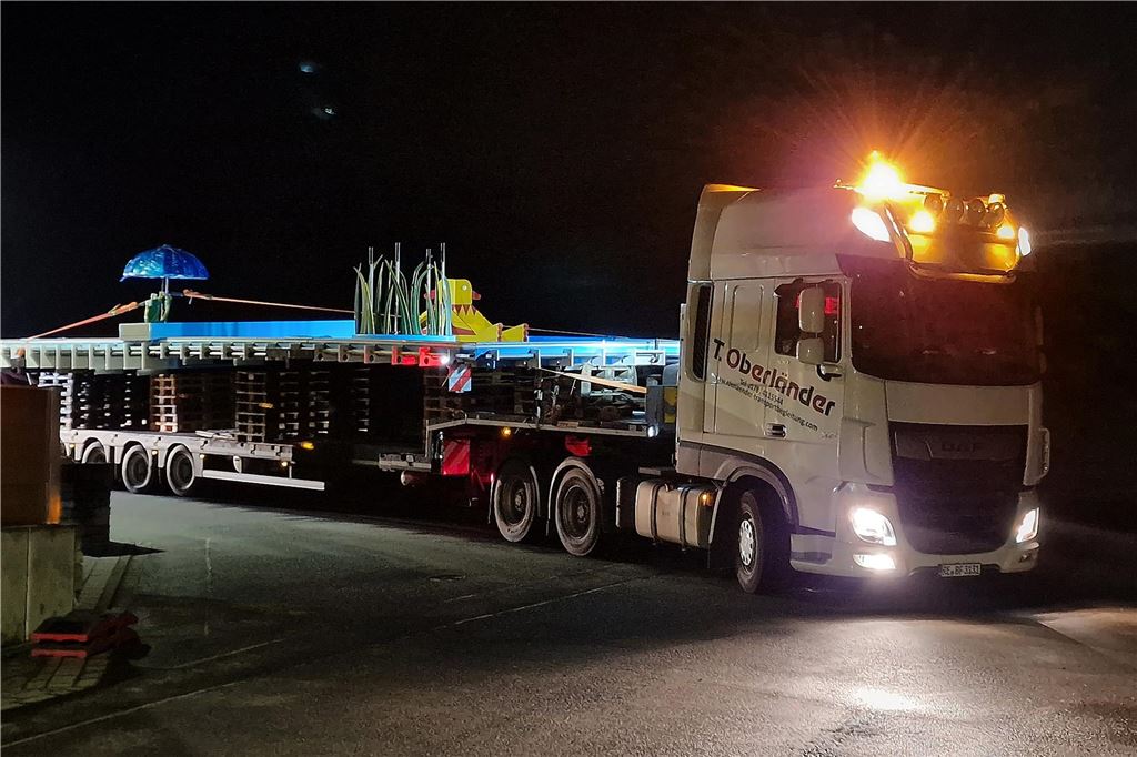 Auch ein Verkehrsschild kann neues Kinderbecken nicht aufhalten Ein Schwertransporter manövriert im Dunkeln das Kinderbecken durch Dellwig.