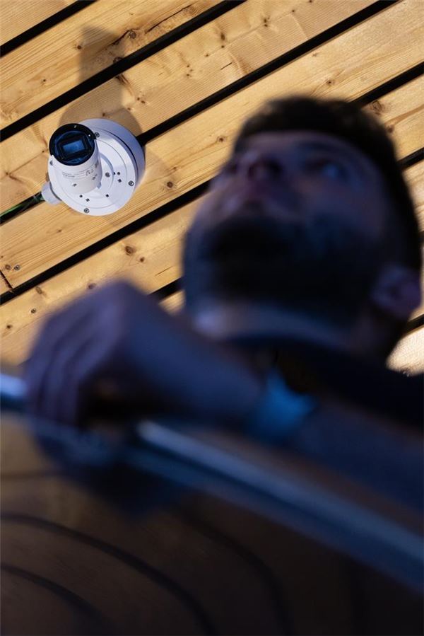 Stadt prüft intelligentes Kamerasystem für Hallenbad Ein Schwimmmeister steht in einem Hallenbad in Wiesbaden unter einer KI-Kamera.