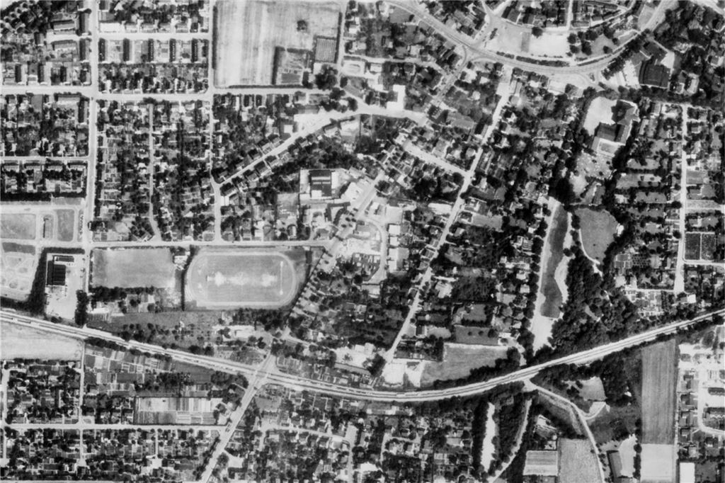 Sportgeschichte weicht Bildungszukunft: Wandel am Brockhaus-Sportplatz Luftbild des Regionalverbands Ruhr aus den Jahren 1957 bis 1980: Die Aufnahme zeigt den Bereich rund um das Stadion am Hertinger Tor in Unna.