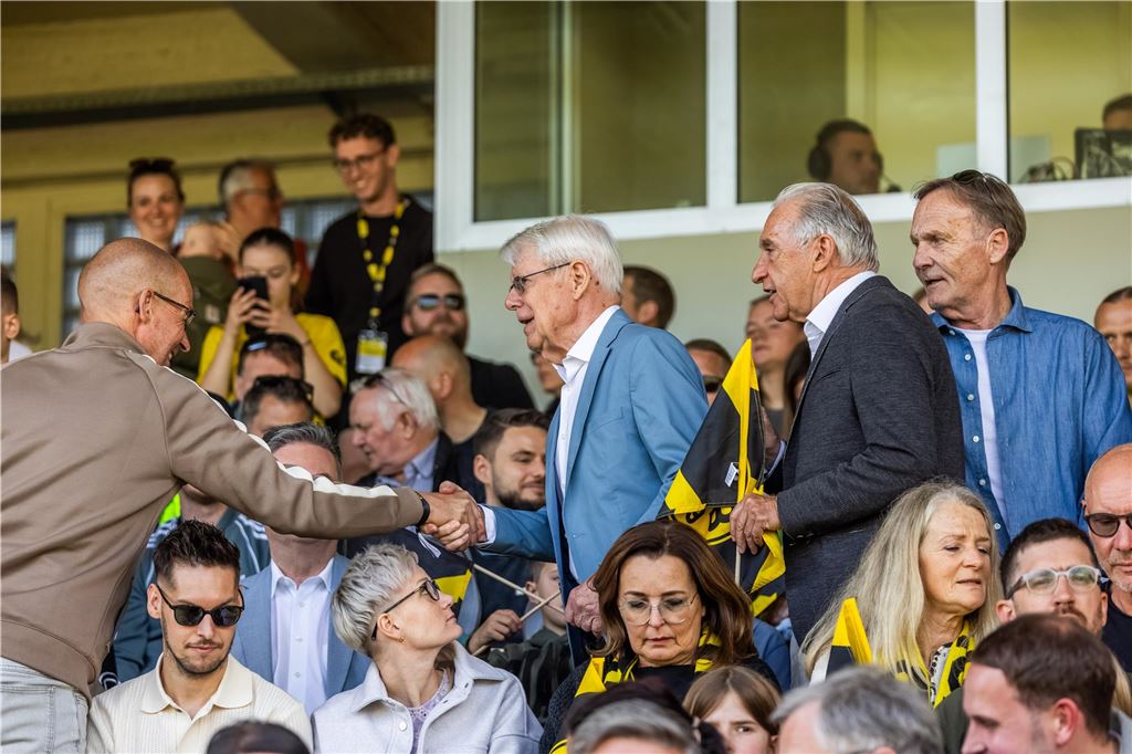 BVB-Frauen schlagen FC Schalke 04: Rekordkulisse i, Stadion Rote Erde Die BVB-Chefetage begrüßt sich.