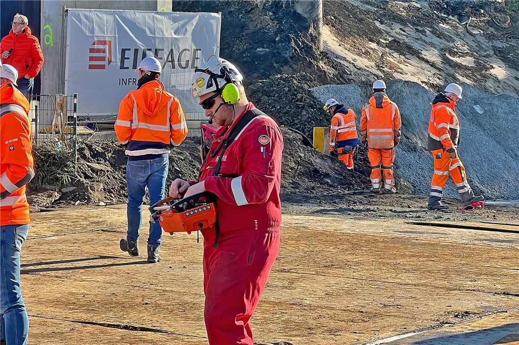 Huckepack mit 450 Tonnen: Die Bahnbrücke an der Mühlenstraße sitzt Ein Traumjob für Jungen: Mit einer Fernbedienung steuert der „Fahrer“ den Tausendfüßler zentimetergenau an Hindernissen vorbei zu dem Ort, an dem die Last wieder abgesetzt werden kann.