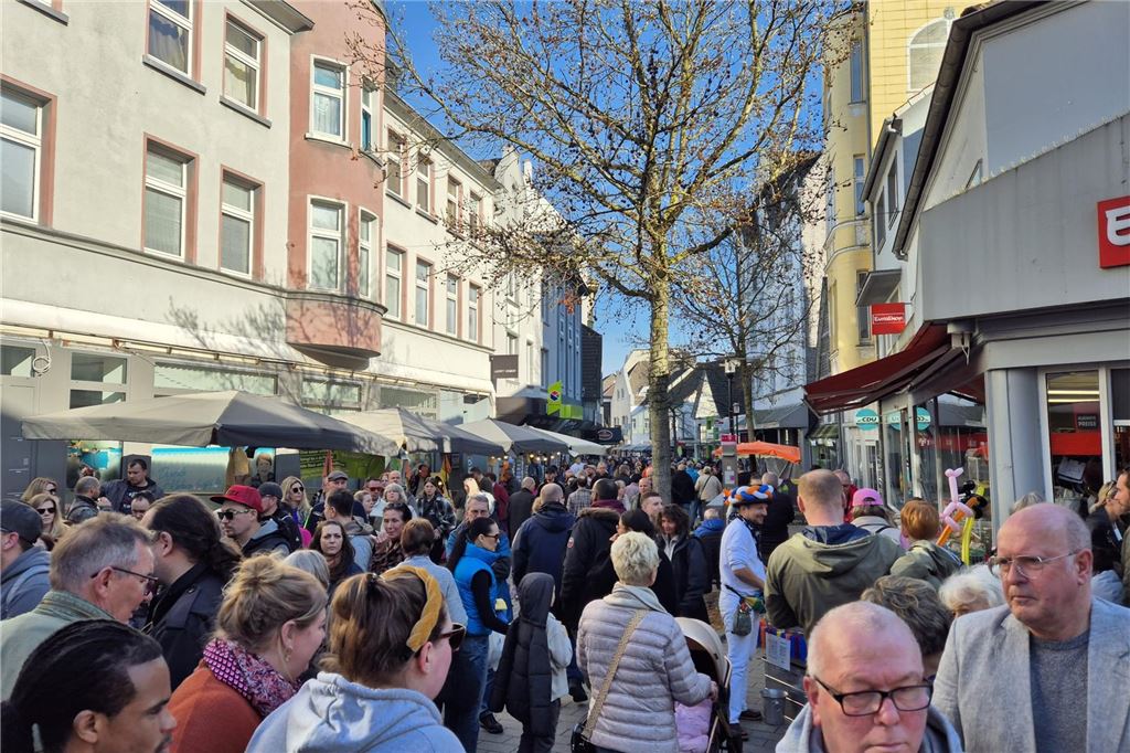 Enormer Sicherheitsaufwand: Verkaufsoffene Sonntage standen auf der Kippe Ein verkaufsoffener Sonntag von vier: Am 3. März 2024 fand in Schwerte das Frühlingserwachen mit verkaufsoffenem Sonntag und Holland-Markt statt. Die beliebten Veranstaltungen locken jährlich zahlreiche Besucherinnen und Besucher in die Schwerter Innenstadt.