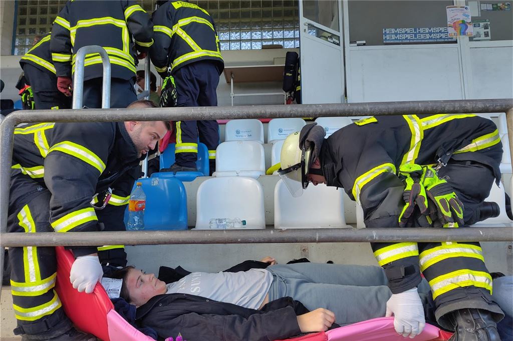 Feuerwehr und Rotes Kreuz proben Ernstfall im Stadion Zwei Mitglieder der Freiwilligen Feuerwehr Holzwickede tragen verletzten Statisten von der Bühne des Montanhydraulikstadions.