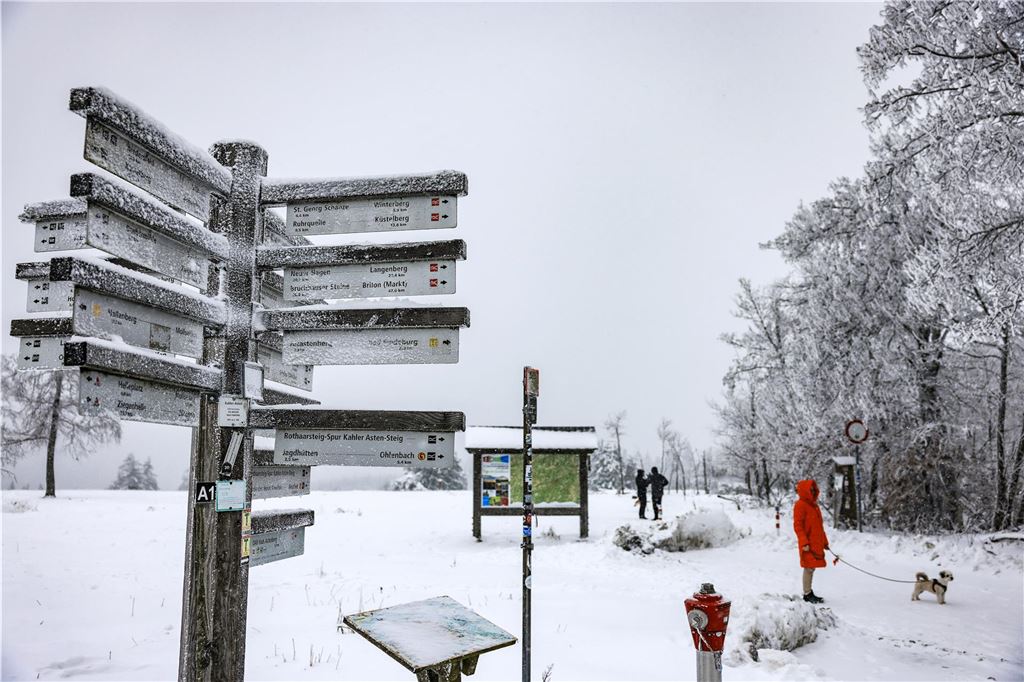 Skifahren im Sauerland startet schon Freitag: Alle Infos zu Wintersport in Winterberg Wegweiser im Sauerland sind eingeschneit.
