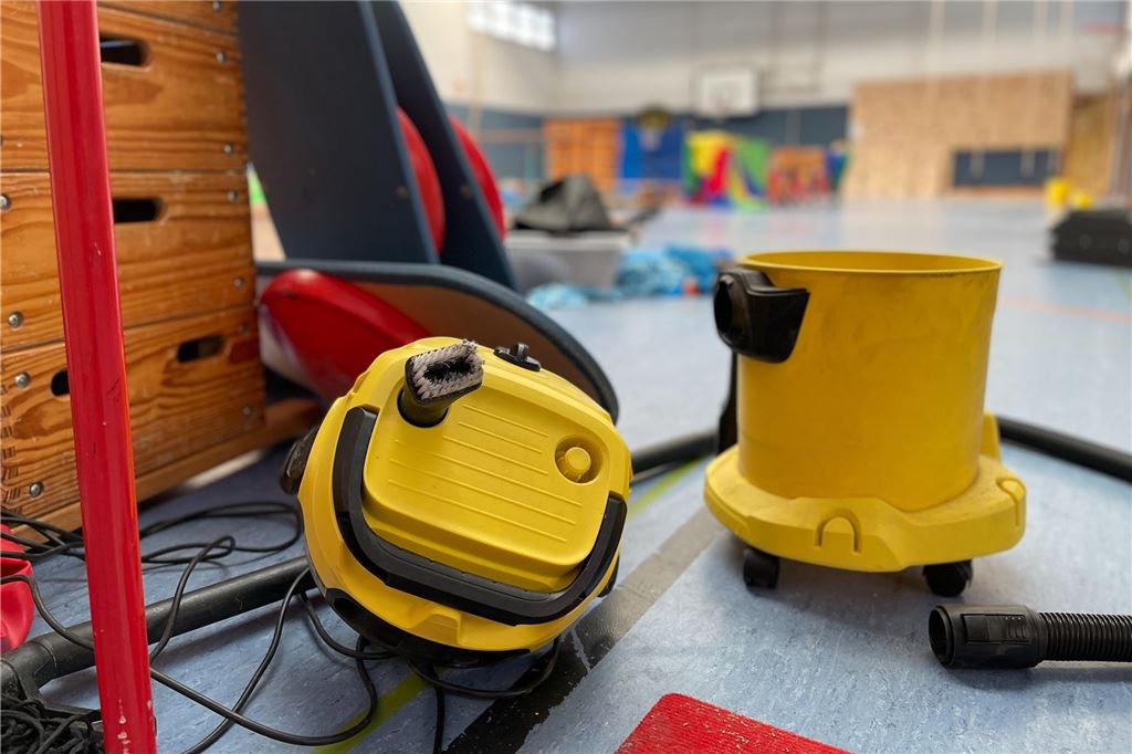 Schimmelgutachten entscheidet über Boden-Rückbau Ein Wassersauger im Einsatz in der Turnhalle in Hengsen.