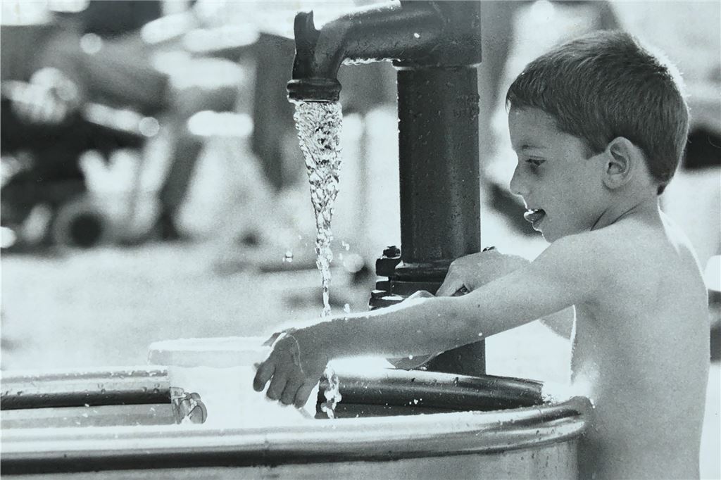 Die Freibadretterin der ersten Stunde kann gar nicht schwimmen Ein Wasserspielgerät ist toll für Kinder. Dieses stammt ursprünglich von einem Spielplatz und ist immer noch in Betrieb.