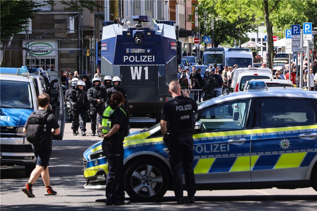 Neonazi-Aufmarsch in Gelsenkirchen: Linke Durchbruchversuche - Polizei setzt Schlagstöcke ein Ein Wasserwerfer der Wuppertaler Polizei steht am Rande einer Demonstration zum Einsatz bereit.