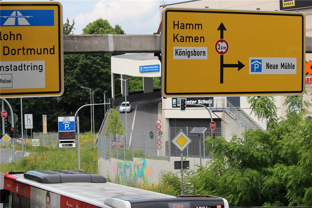Parkleitsystem vielleicht mit App und notfalls ohne Fördermittel Vom Verkehrsring in Unna aus ist die Ein- und Ausfahrt des Parkhauses Neue Mühle zu sehen