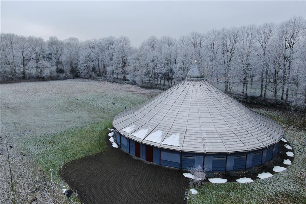 Eindrücke aus der Luft  vom Circus Travados im Kurpark. Die Bäume ringsherum sind mit Schnee bedeckt.