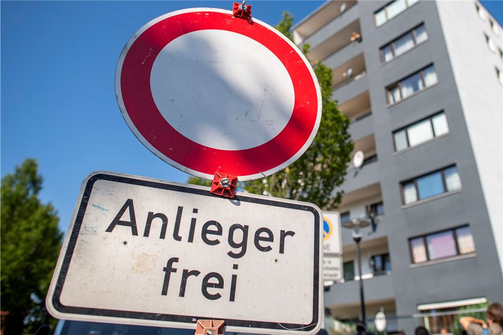 Ost-West-Achse für den Radverkehr: Afferder Weg wird Anliegerstraße Ein Straßenschild "Anlieger frei" steht an einem Wohngebiet.