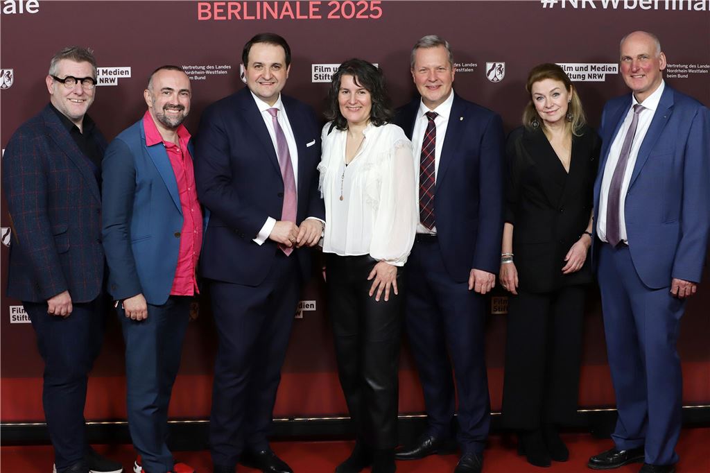 Zank ums Kinofest: Kleine-Frauns bleibt Kulturausschuss fern Eine Delegation des Kinofestes Lünen war im Februar 2025 bei der Berlinale zu Gast. Bürgermeister Jürgen Kleine-Frauns (3.v.r.), die Festivalleiter Sonja Hofmann (M.) und Nikolaj Nikitin (2.v.l.), Premiumsponsor und Ratsherr Thorsten Redeker (r.) sowie Dr. Anke Höwing (2.v.r.), ebenfalls Premiumsponsorin und Ehrenrat des Kinofestes, trafen beim Empfang des Landes Nordrhein-Westfalen unter anderem Minister Nathanael Liminski (3.v.l.).