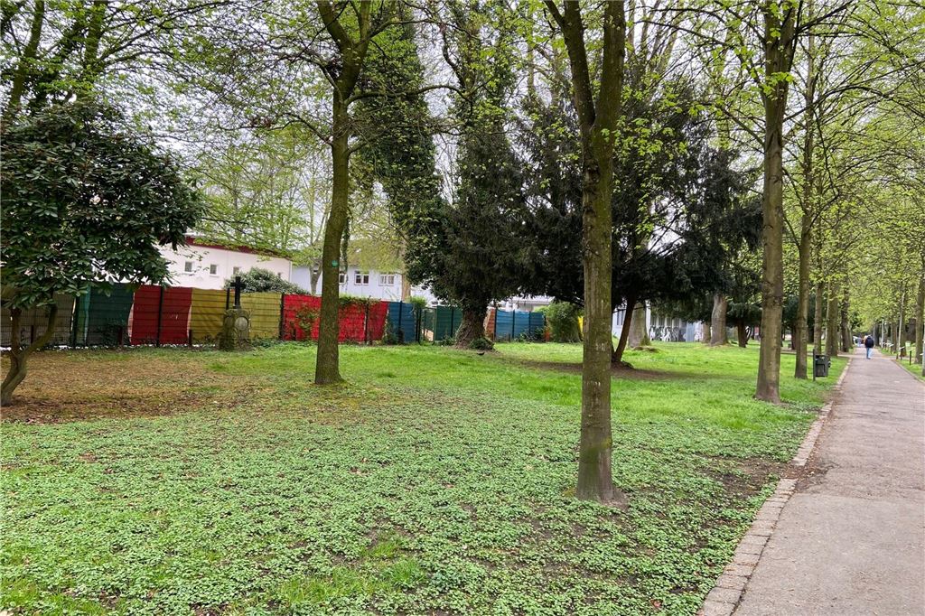 FKS-Schulhoferweiterung in den Stadtpark: Gräber nur Teil des Problems Ein Teil des Stadtparks - im Hintergrund sieht man den Schulhofzaun der Friedrich-Kayser-Grundschule.