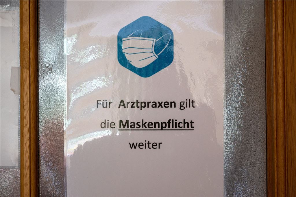 Ausnahmezustand in Hausarztpraxen: „Wir werden mit Füßen getreten“ Eine FFP2-Maskenpflicht gilt in Arztpraxen weiterhin.