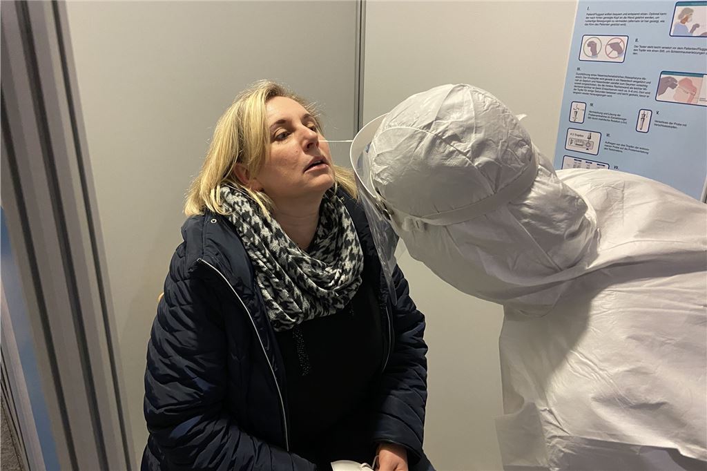 Bisher noch eher ein Geheimtipp: Der kostenlose Corona-Test am Dortmunder Flughafen Eine Frau aus Lünen hat am Dienstag am Dortmunder Flughafen einen Corona-Test gemacht, weil ihr Sohn Krankheitssymptome hat und sie sich schlichtweg absichern wollte.