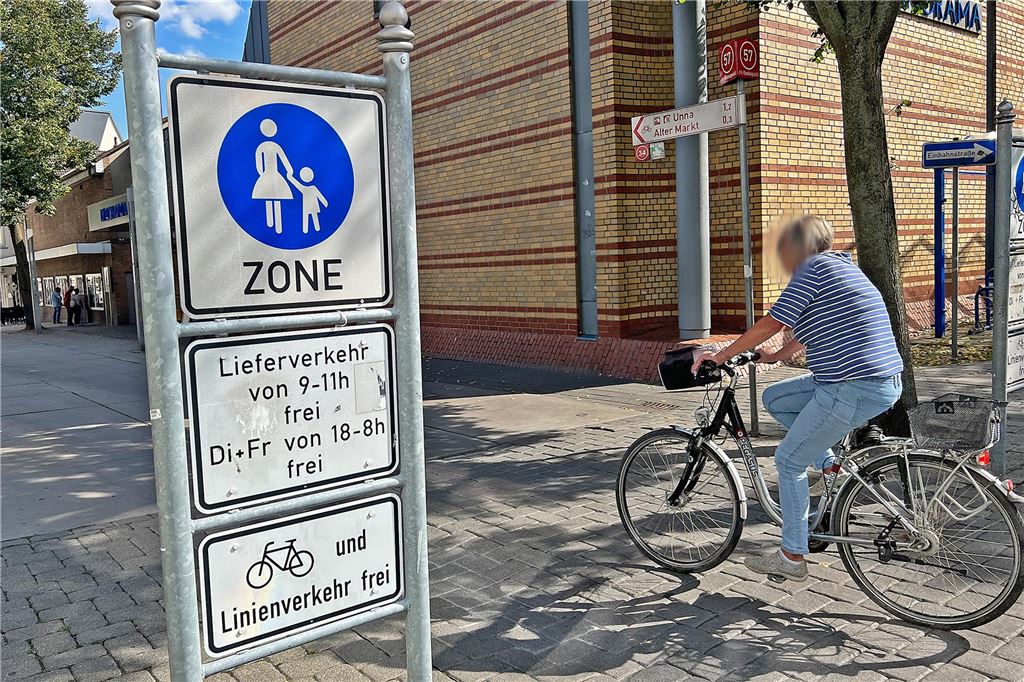Fahrradfahren in der Fußgängerzone: Jetzt befragt die Stadt die Bürger Eine Frau fährt mit dem Fahrrad über die Massener Straße.