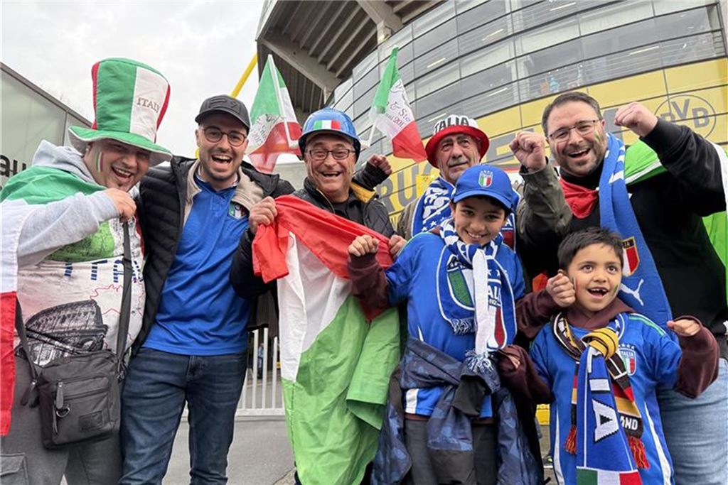 Eine Gruppe Italiener aus des Westerwald, vermutet, dass es für Italien heute nicht reichen wird.