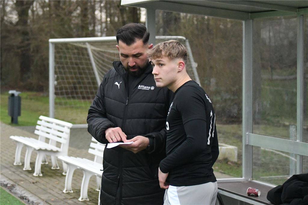 Trainer-Zukunft bei Eintracht Werne noch ungeklärt Aykut Kocabas zeigt Tim Hölscher seine Notizen.