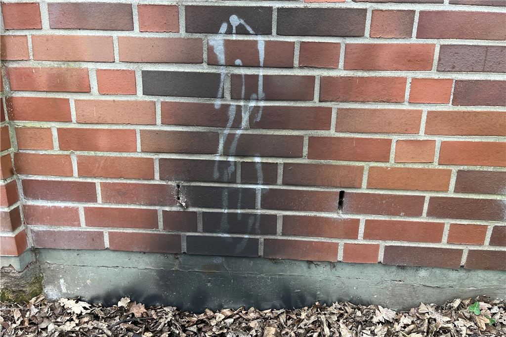 Eine Hausfassade ist verrußt.