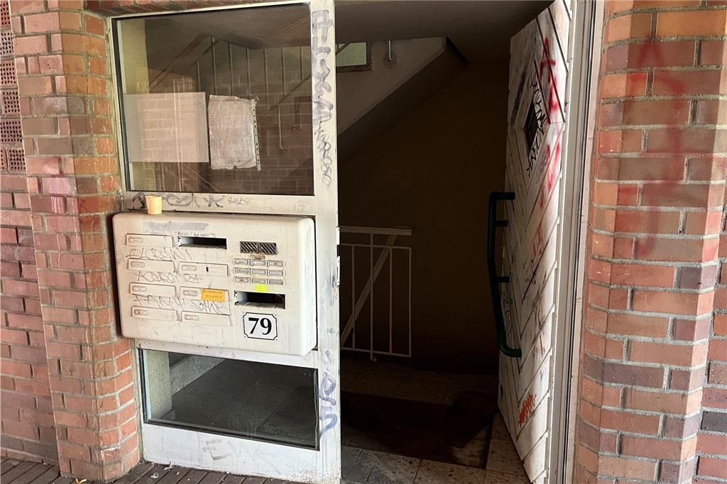 Eine offenstehende Haustür.