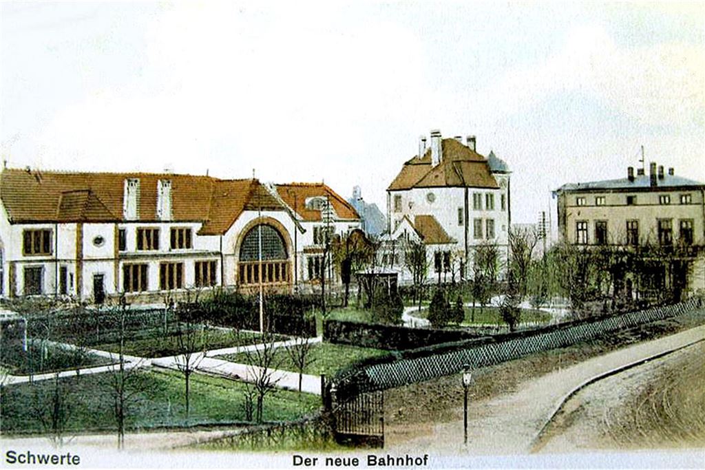 Bahnhof wird 120 Jahre alt: Noble Säle und umkippende Telegrafenmasten Eine historische Postkarte vom Bahnhof Schwerte mit Gartenanlagen.
