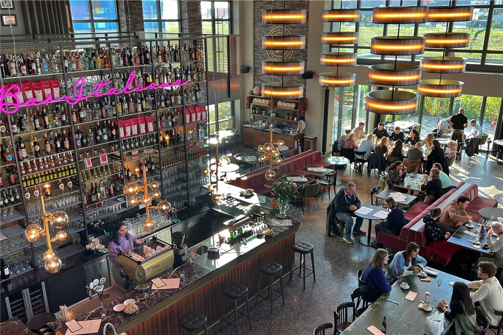 Erfolg mit dem Pizzaschieber: L’Osteria trotzt Corona und der Energiekrise Eine imposante Bar, effektvolle Leuchten und viel Licht von außen. Die L‘Osteria in Kamen kann für sich durchaus das Etikett „Erlebnisgastronomie“ reklamieren.