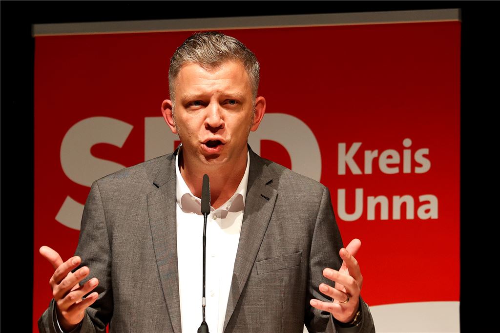 SPD-Doppelspitze im Kreis Unna: „Beschäftigen wir uns zu viel mit uns selbst? - Ich denke ja″ Eine kämpferische Rede hielt Maik Luhmann. Er läutete den Wahlkampf für die Kommunalwahl 2025 ein.