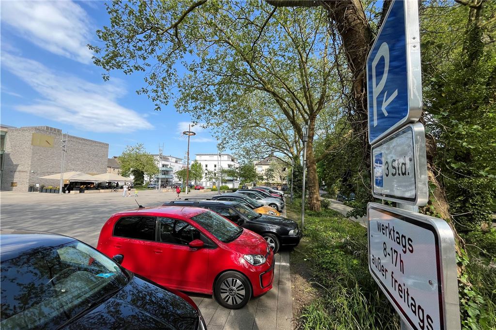 McDonalds, Aldi und Co.: Diese Regeln gelten auf örtlichen Parkplätzen Autos parken am Rand des Holzwickeder Marktplatzes.