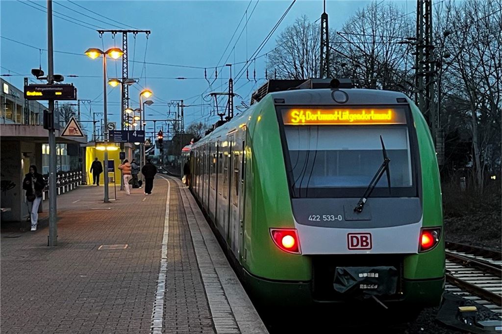 A1-Brückensprengung verschoben: Typisch für Deutschland 2024 Eine S4 mit Fahrtziel Dortmund-Lütgendortmund steht auf diesem Archivbild am Bahnhof Unna.