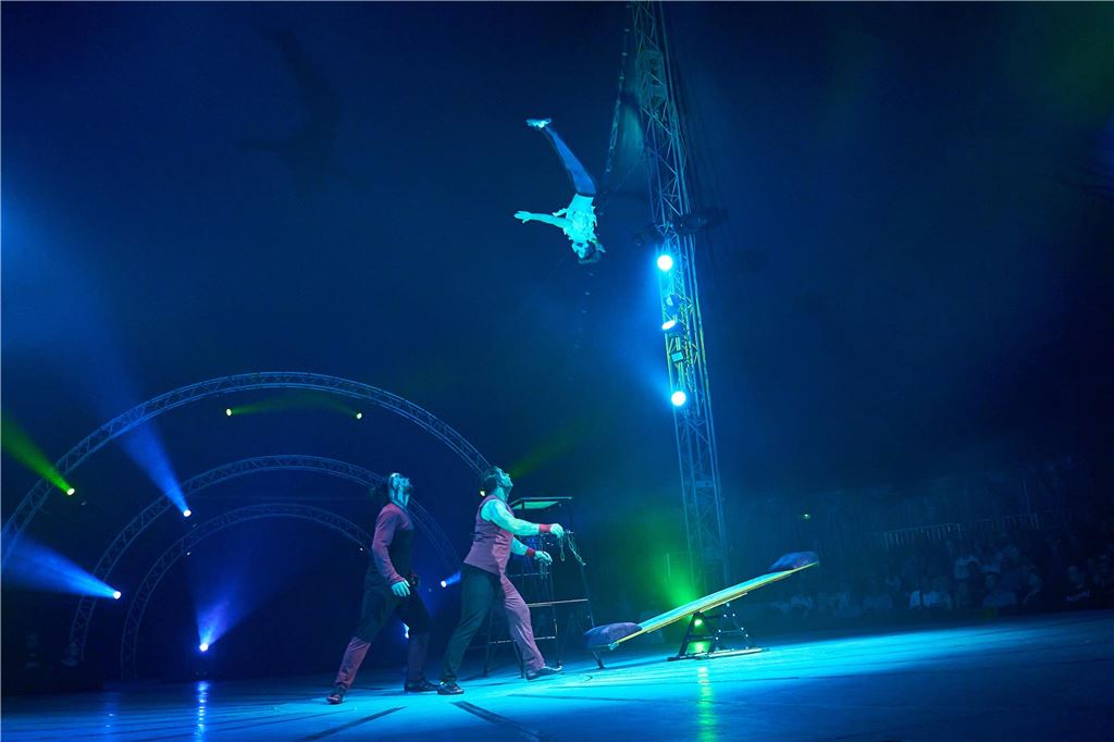 Definitiv kein Kinderzirkus Eine Show am Schleuderbrett: Nach mehreren Salti fangen die beiden Männer unten ihren fliegenden Kollegen stehend auf den Händen auf.