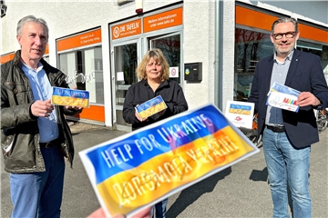 Eine tatkräftige Allianz hilft Flüchtlingen aus der Ukraine: Helge Rosenstengel (Dr.-Jürgen-Gesling-Stiftung, v. l.), Ulrike Trümper (Unnaer Tafel) und Thomas Weber (City-Werbering Unna) zeigen die Einkaufsgutscheine.