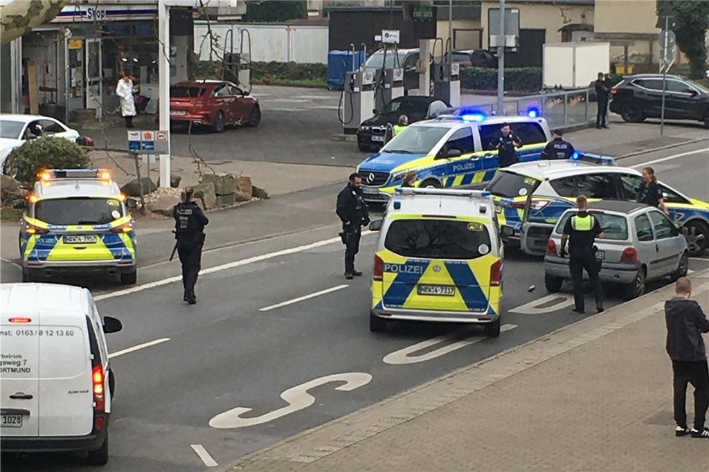 Viel Polizei an Straße in Dortmund.