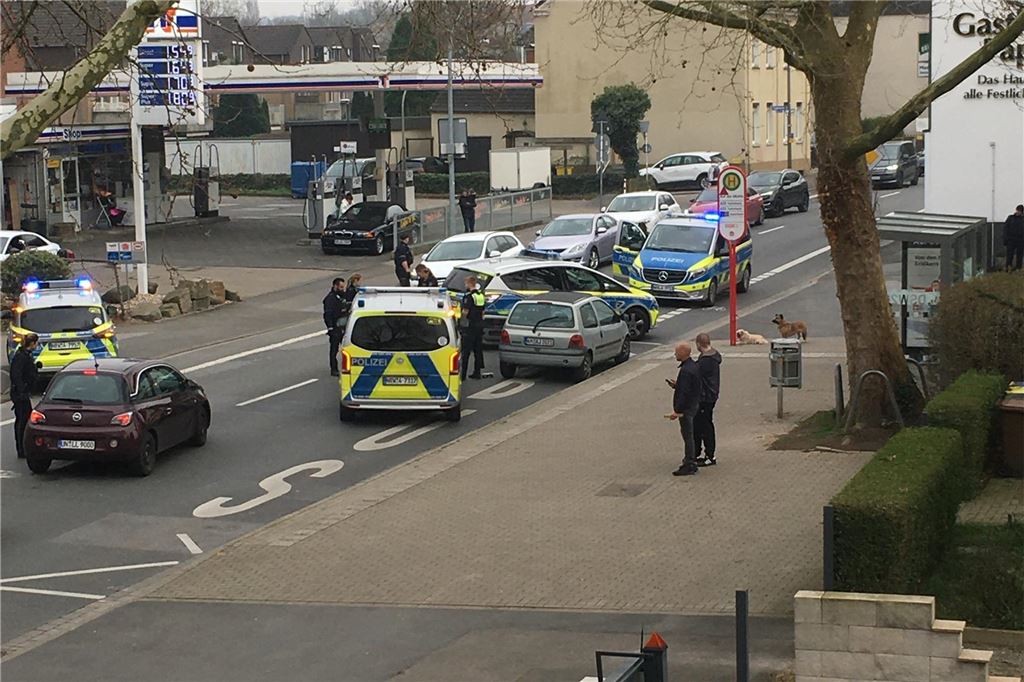 Viel Polizei an Straße in Dortmund.