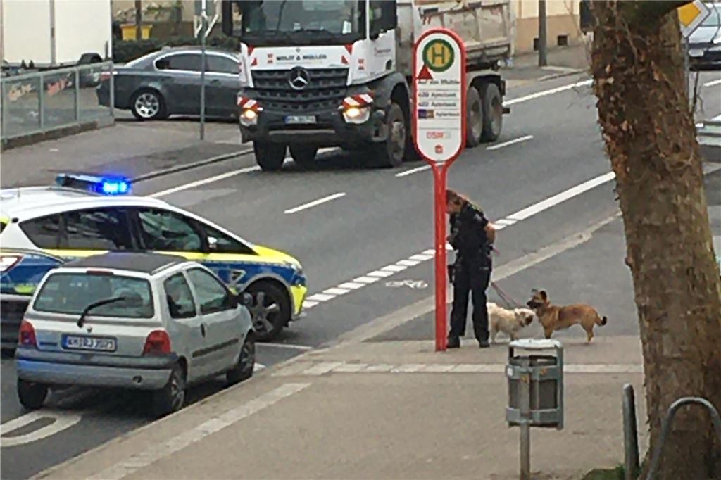 Polizei nahe einer Bushaltestelle in Dortmund.