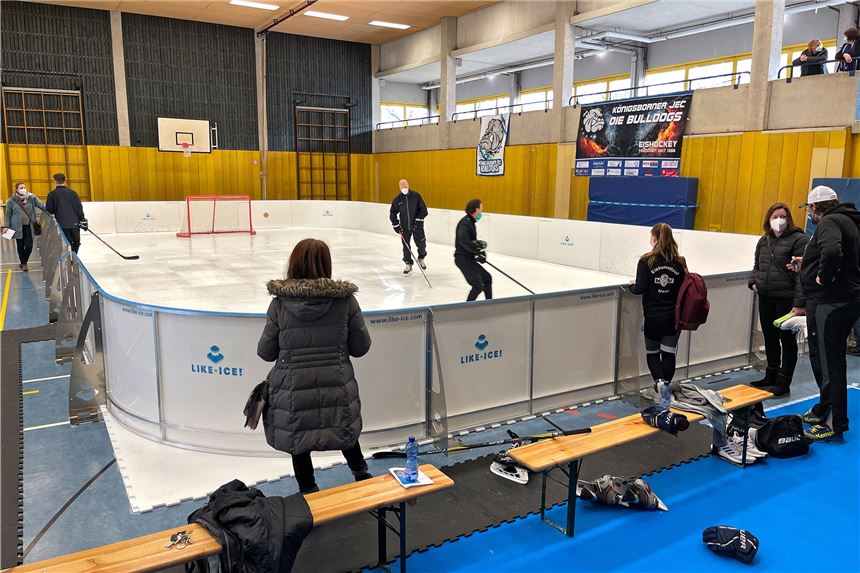 KJEC zieht Fazit des Synthetik-Eis-Tests und bekräftigt Interesse am Betrieb der Eishalle Eine Woche lang konnten Profi- und Freizeitsportler die synthetische Eisfläche in den Hellweg-Sporthallen testen. Jetzt zieht der KJEC ein Fazit des Testlaufs.