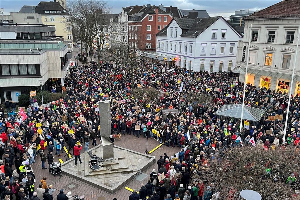 „Demo für Demokratie“ am Samstag mit Musik und Zug durch die Stadt Bei einer Demonstration in Unna steht eine Menschenmenge auf dem Platz vor dem Rathaus.