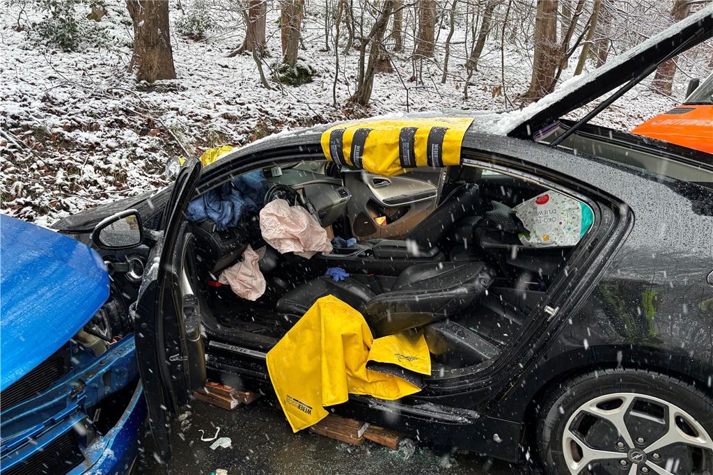 Schnee und Eis verursachen viele Unfälle in NRW: Zwei Verletzte bei Kollision in Herdecke – Newsblog Aus einem Pkw ist ein Teil der Fahrerseite herausgeschnitten.
