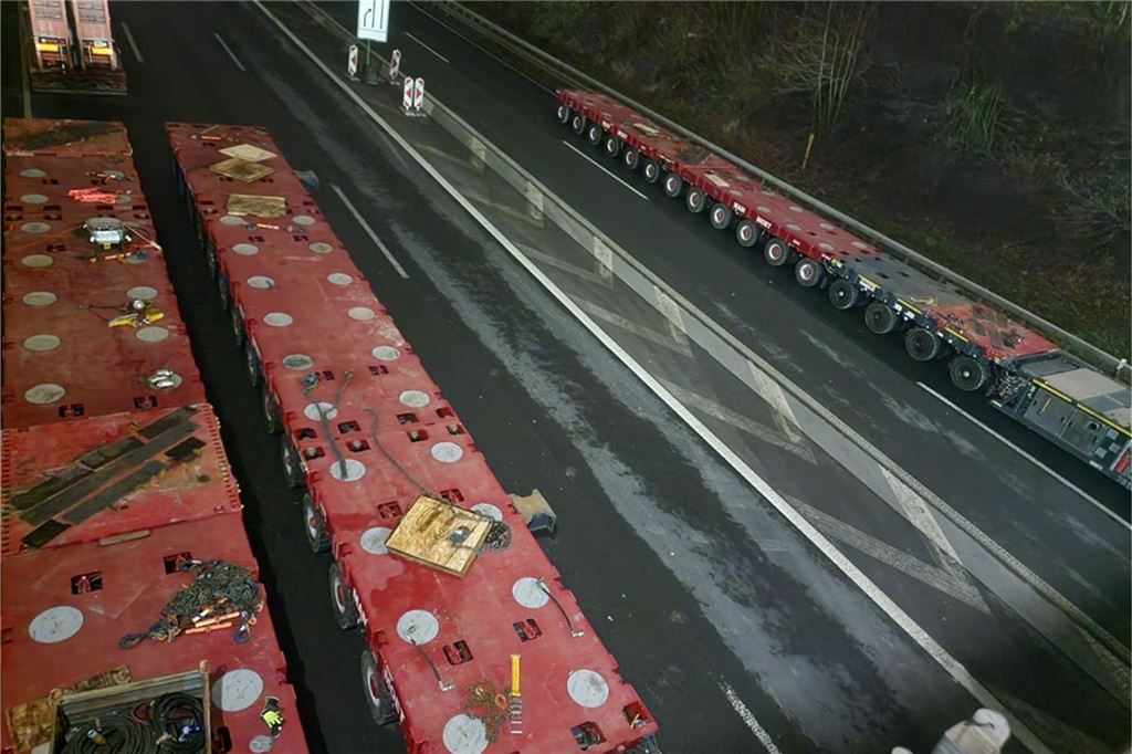 2.000 Tonnen auf Rädern, A1 gesperrt: Liveblog vom spektakulären Brückenbau in Unna Eine Baumaschine, Tausendfüßler genannt, steht auf der A1 bei Unna und ist in Einzelteile zerlegt worden.