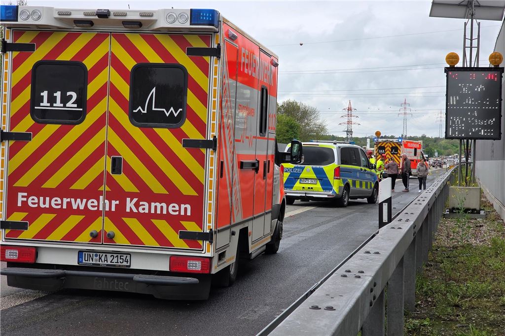 Unfall an Karfreitag auf der A1 zwischen Kamen und Unna Ein Wagen der Feuerwehr Kamen steht an Karfreitag (18.4.) auf dem Seitenstreifen der A1, circa drei Kilometer vor dem Kreuz Dortmund/Unna in Fahrtrichtung Köln.