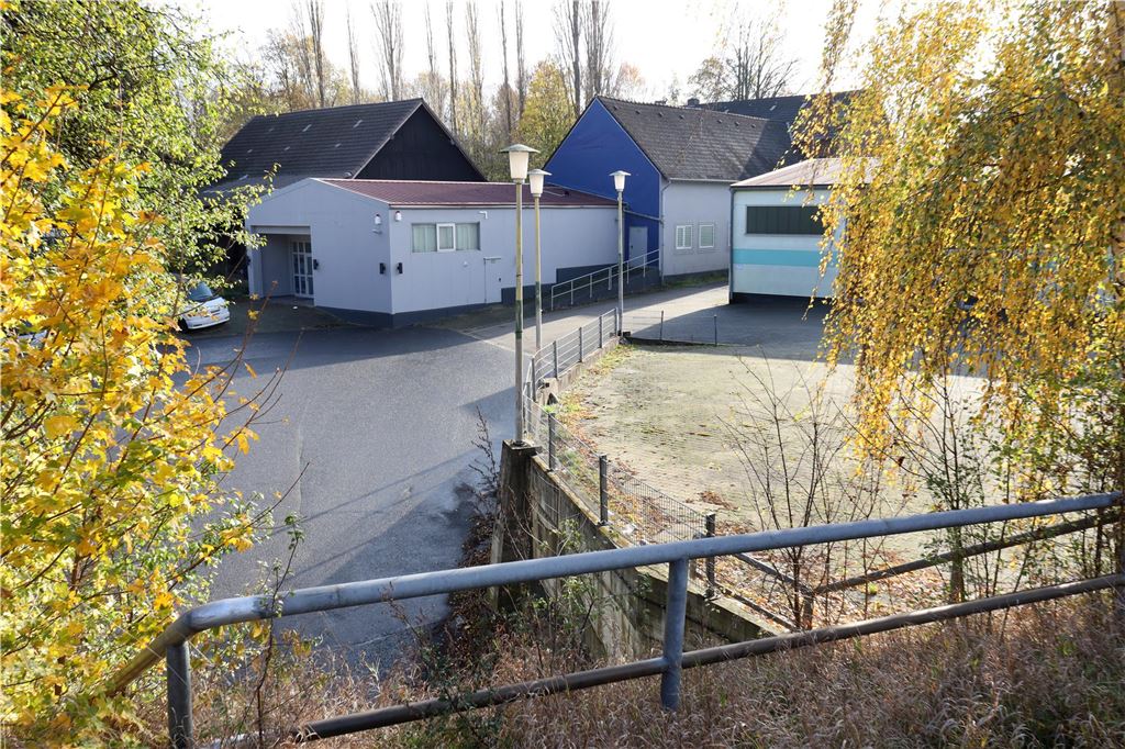 Günstiger als die „Villa Wiese“: So ersteigert man eine Immobilie Eines der Grundstücke im „B1-Öhrchen“ hinter dem ehemaligen Teppichland ist vom Amtsgericht Unna schon einmal versteigert worden.