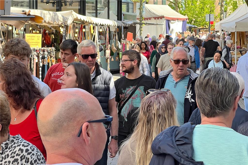 Menschen bummeln durch die Stadt.