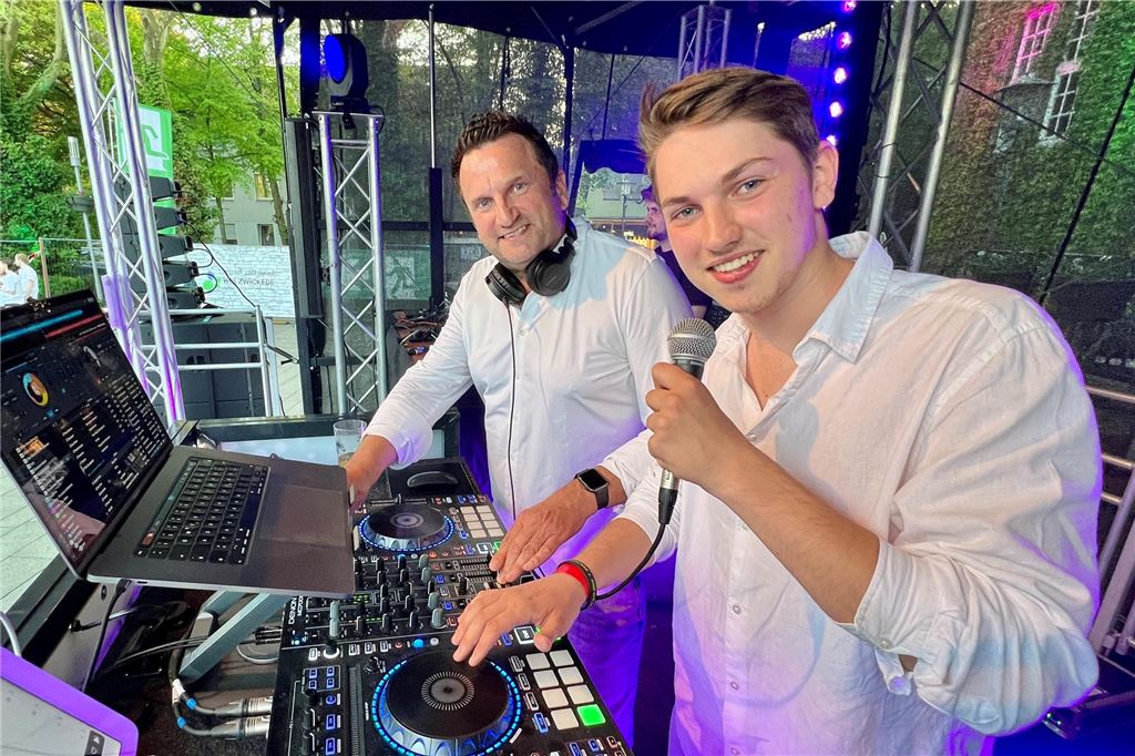 Holzwickeder tanzen rauchfrei in den Mai Eingespieltes Vater-Sohn-Team: Thorsten und Noah Valerius gehören als DJ-Duo Valle quasi zum Inventar und treffen mit einem bunten Genre-Mix nahezu jeden Geschmack.