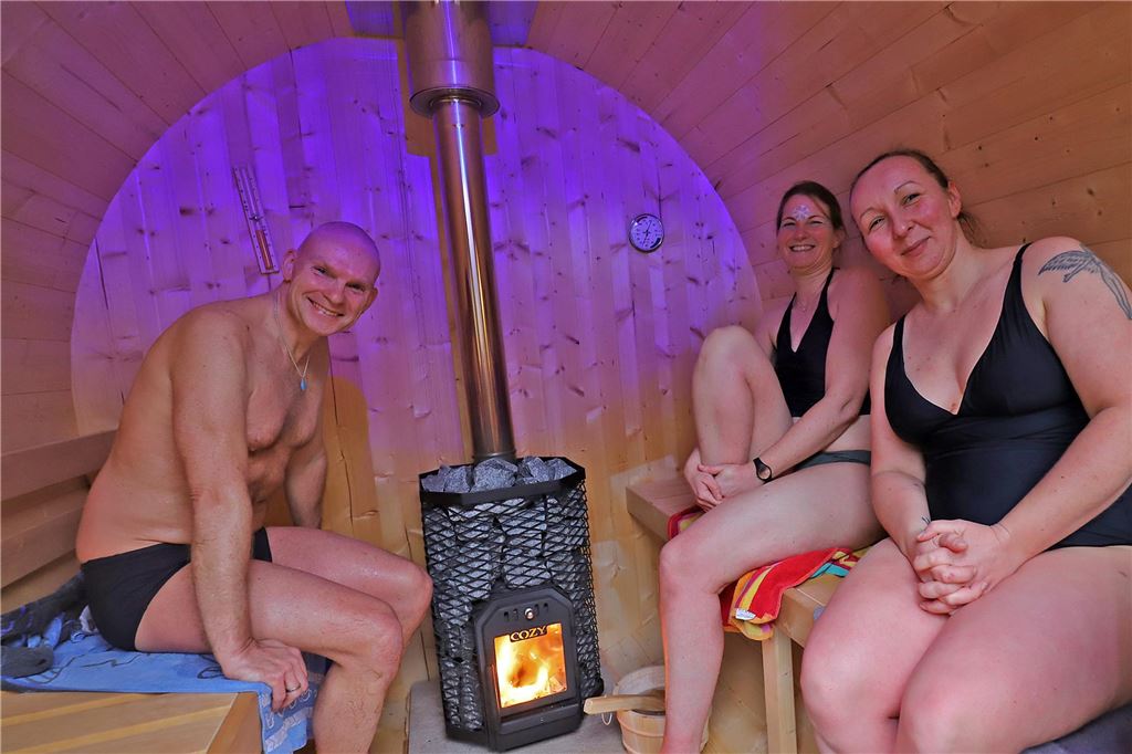 Einige Schwimmer nutzten zum Aufwärmen die mobile Fass-Sauna.