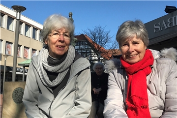 Einige Zuschauer, wie diese zwei Frauen, sind gezielt zur St. Georg Kirche in die Lüner Innenstadt gekommen, um Friedenslieder mitzusingen.