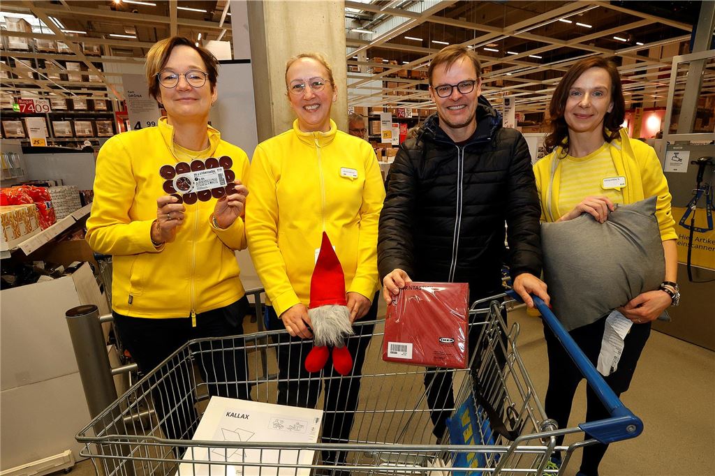 Shopping-Test mit neuer App bei Ikea: An Warteschlange vorbei gezischt Einrichtungshauschefin, Jutta Iskalla, Melanie Wenzel, Carsten Janecke und Jacqueline Schmidt. Ruckzuck füllt sich der Einkaufswagen beim Shopping-Test mit der Ikea-App.