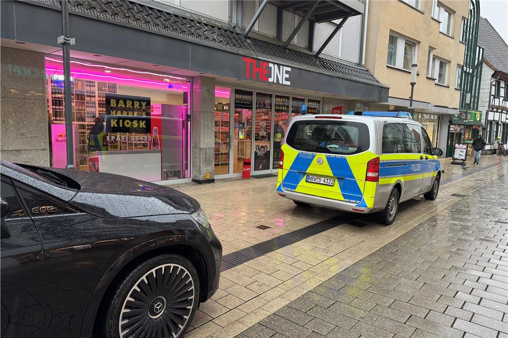 Strafverfahren nach Kontrollen in Kiosken Ein schwarzes Auto und ein Polizeiwagen stehen in Unna auf der Massener Straße vor dem Kiosk "Barry Harry's".