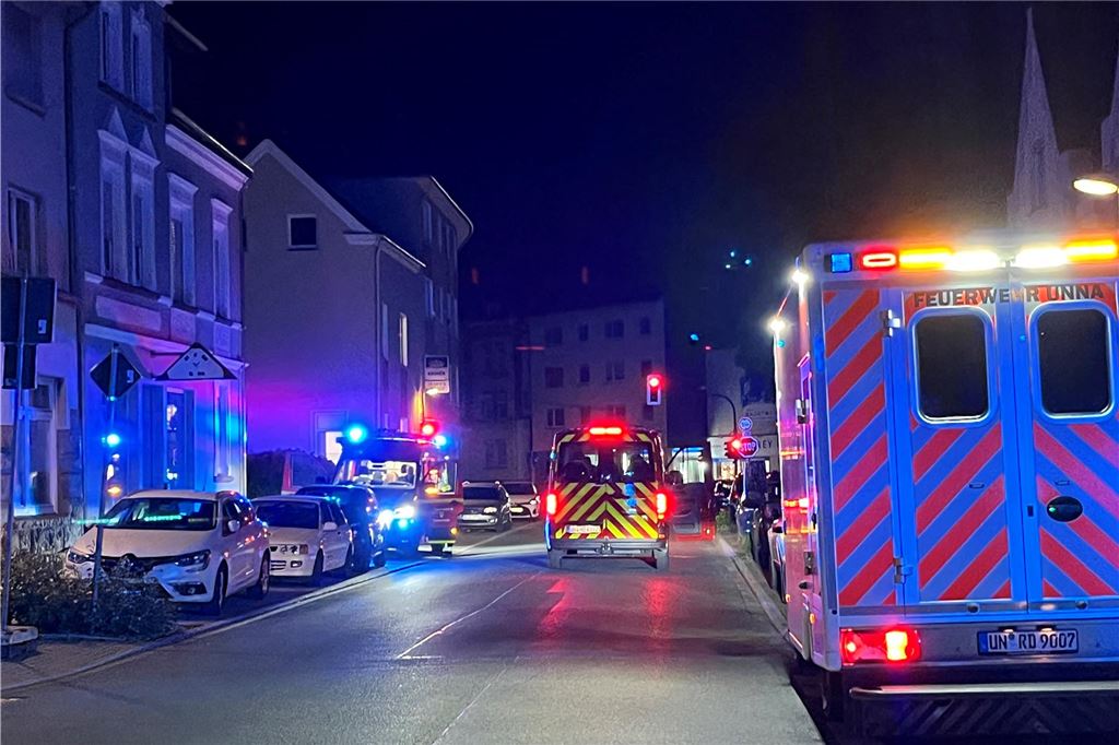 Wohnungsbrand an der Lessingstraße: Feuerwehr rückt spät abends aus Einsatzfahrzeuge auf der Rausinger Straße: Mindestens zwei Rettungswagen und ein Notarzteinsatzfahrzeug waren außer der Feuerwehr und der Polizei vor Ort.
