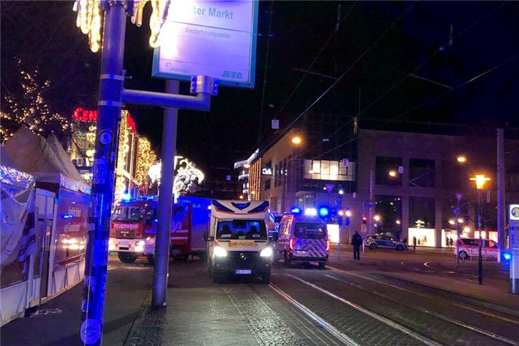 Anschlag auf Magdeburger Weihnachtsmarkt: Fünf Tote, 200 Verletzte - Kanzler Scholz im Livestream Einsatzkräfte von Rettungsdiensten auf einer Straße in Magdeburg.