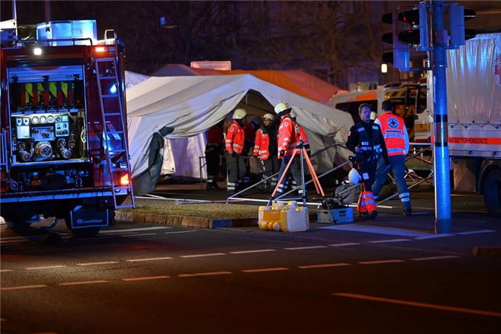Anschlag auf Magdeburger Weihnachtsmarkt: Fünf Tote, 200 Verletzte - Kanzler Scholz im Livestream Einsatzkräfte vor einem Zelt für Verletzte in Magdeburg.