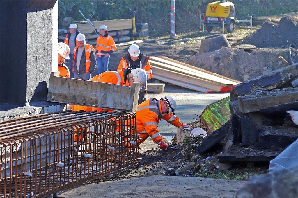 Huckepack mit 450 Tonnen: Die Bahnbrücke an der Mühlenstraße sitzt Huckepack mit 450 Tonnen: Die Bahnbrücke an der Mühlenstraße sitzt