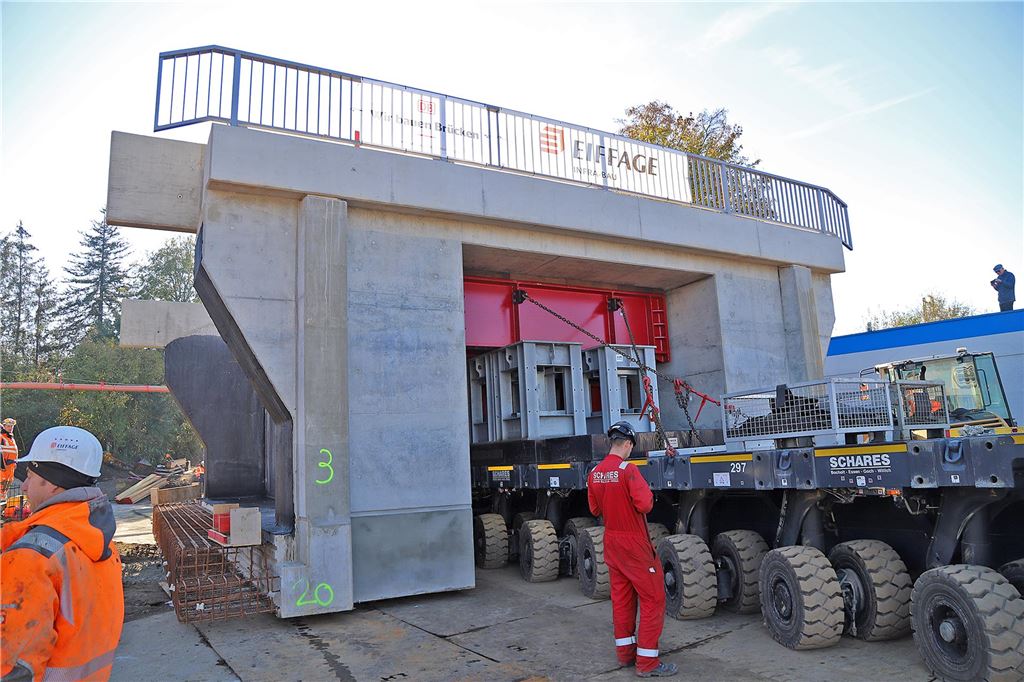 Huckepack mit 450 Tonnen: Die Bahnbrücke an der Mühlenstraße sitzt